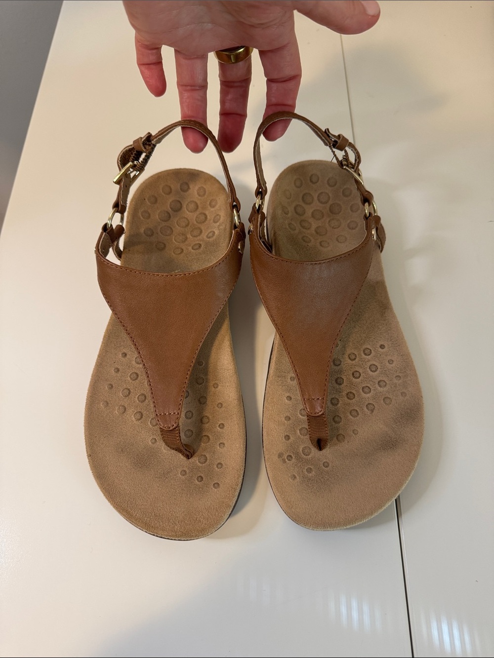 Vionic Kirra 7.5 Wide Thong Sandals Brown Cognac